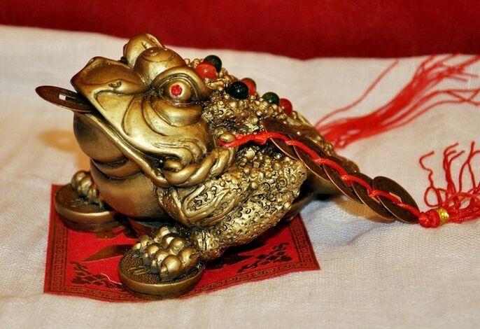 amulet money frog for luck